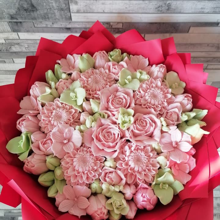 Sofia's round flower bouquet
