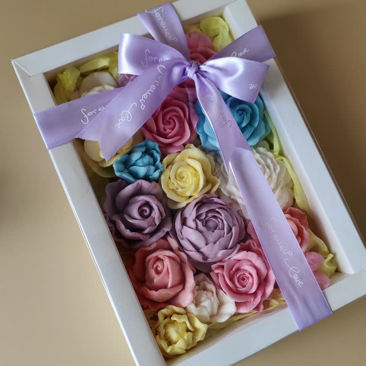 Maya's ribboned flower box